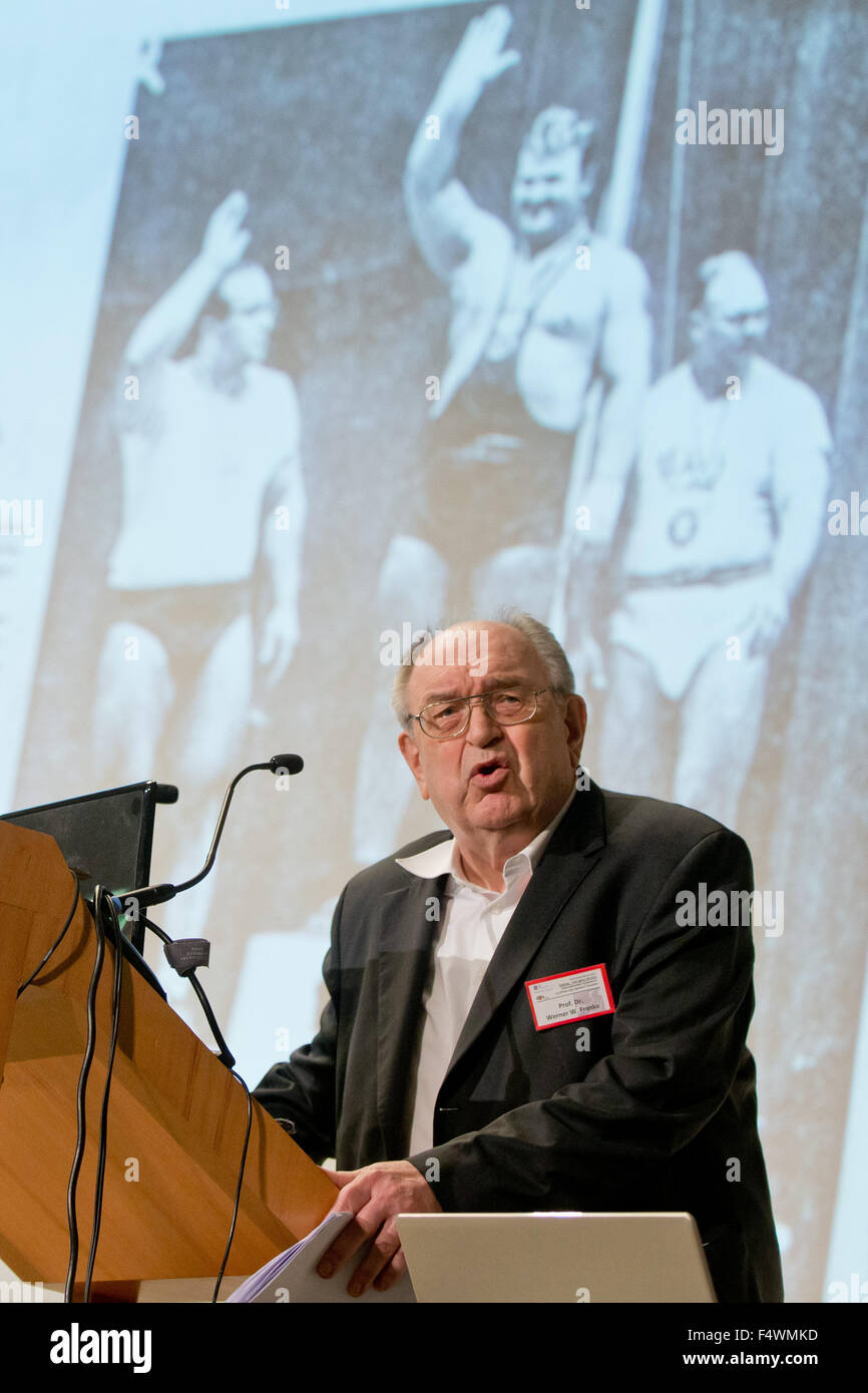 Experto en dopaje Werner Franke de Heidelberg (l-r) en el Simposio Internacional de dopaje en Nuremberg, Alemania, 23 de octubre de 2015. Foto: DANIEL KARMANN/dpa Foto de stock