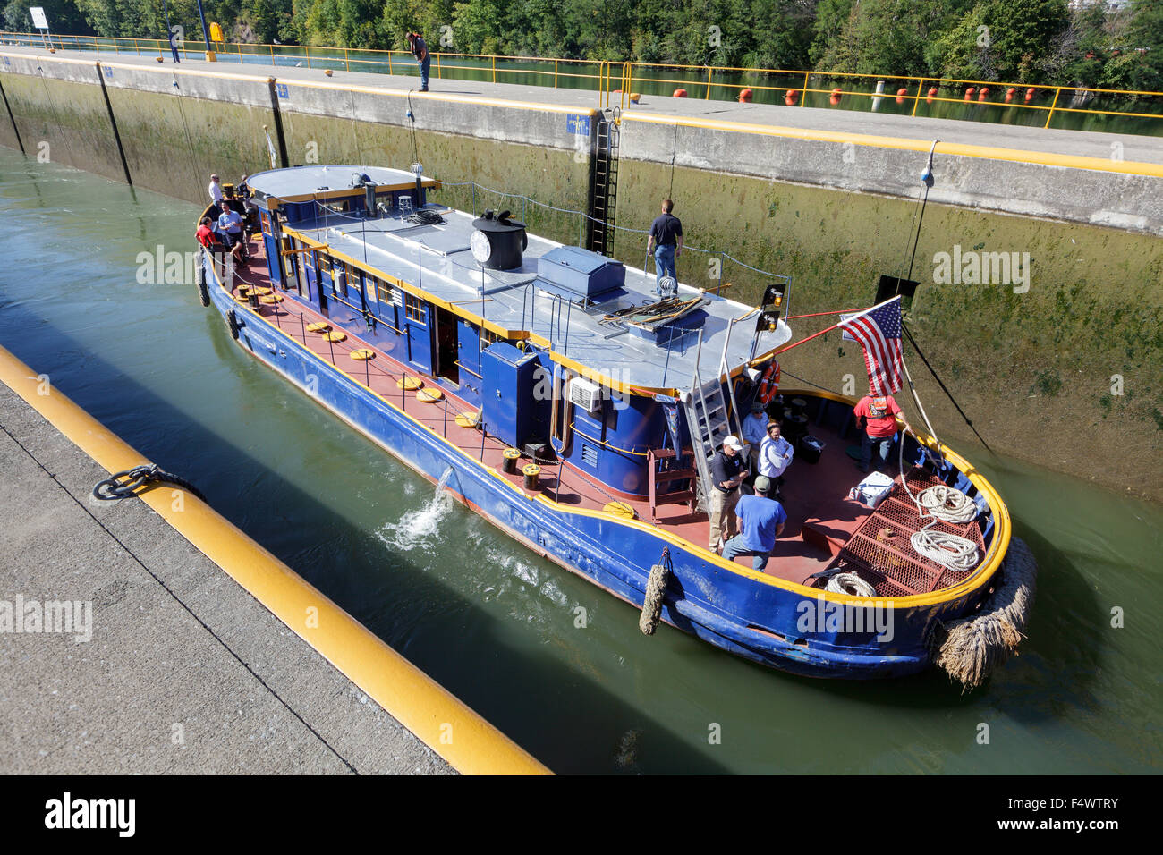 Remolcador de canal fotografías e imágenes de alta resolución Alamy