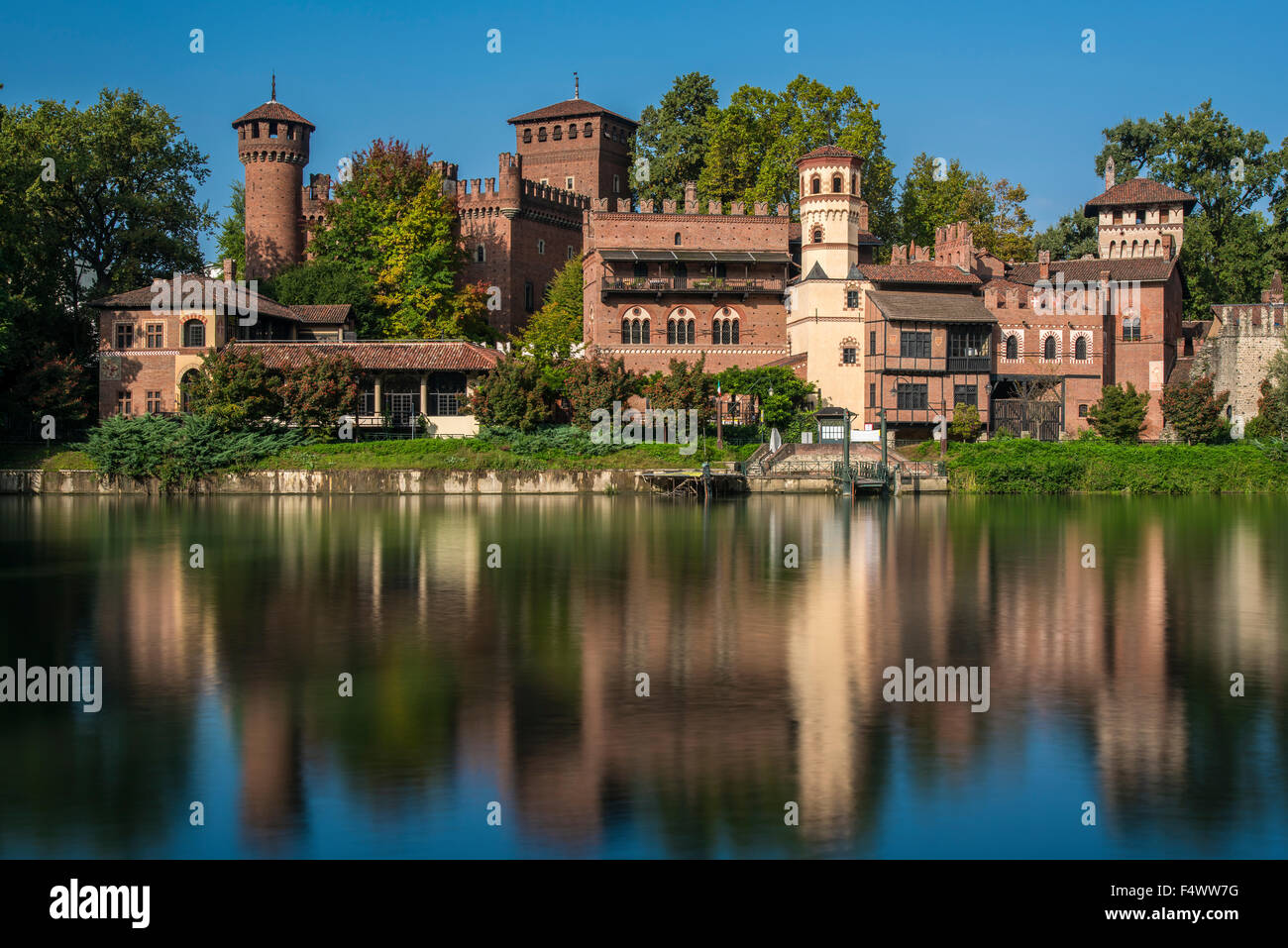 Borgo Medievale fortaleza y el río Po, en Turín, Piamonte, Italia Foto de stock