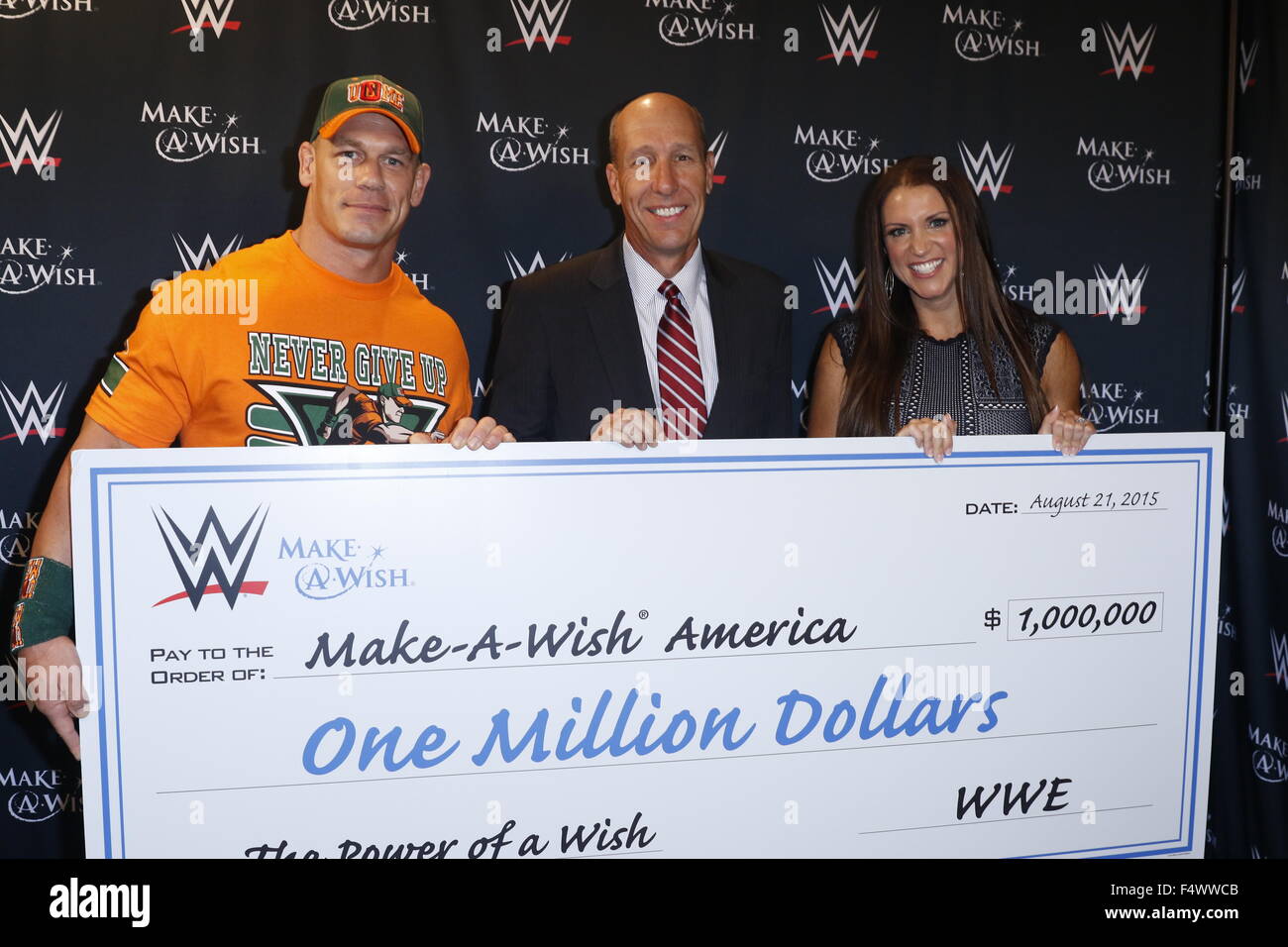 Make-A-Wish Foundation celebra la Superestrella de WWE John Cena's 500 concedido deseo en Dave & Busters Times Square. WWE también presentó a la fundación con un cheque de $ 1 millones de dólares. Con: John Cena, David Williams, Stephanie McMahon donde: Nueva York Foto de stock