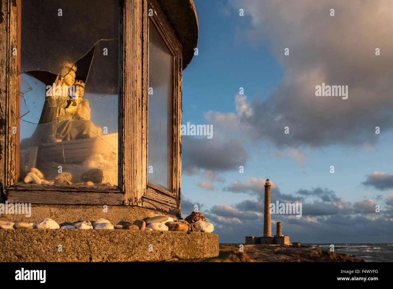 Fisherman's santuario delante de el faro de Gatteville Phare / Pointe de Barfleur luz al atardecer, Normandía, Francia Foto de stock