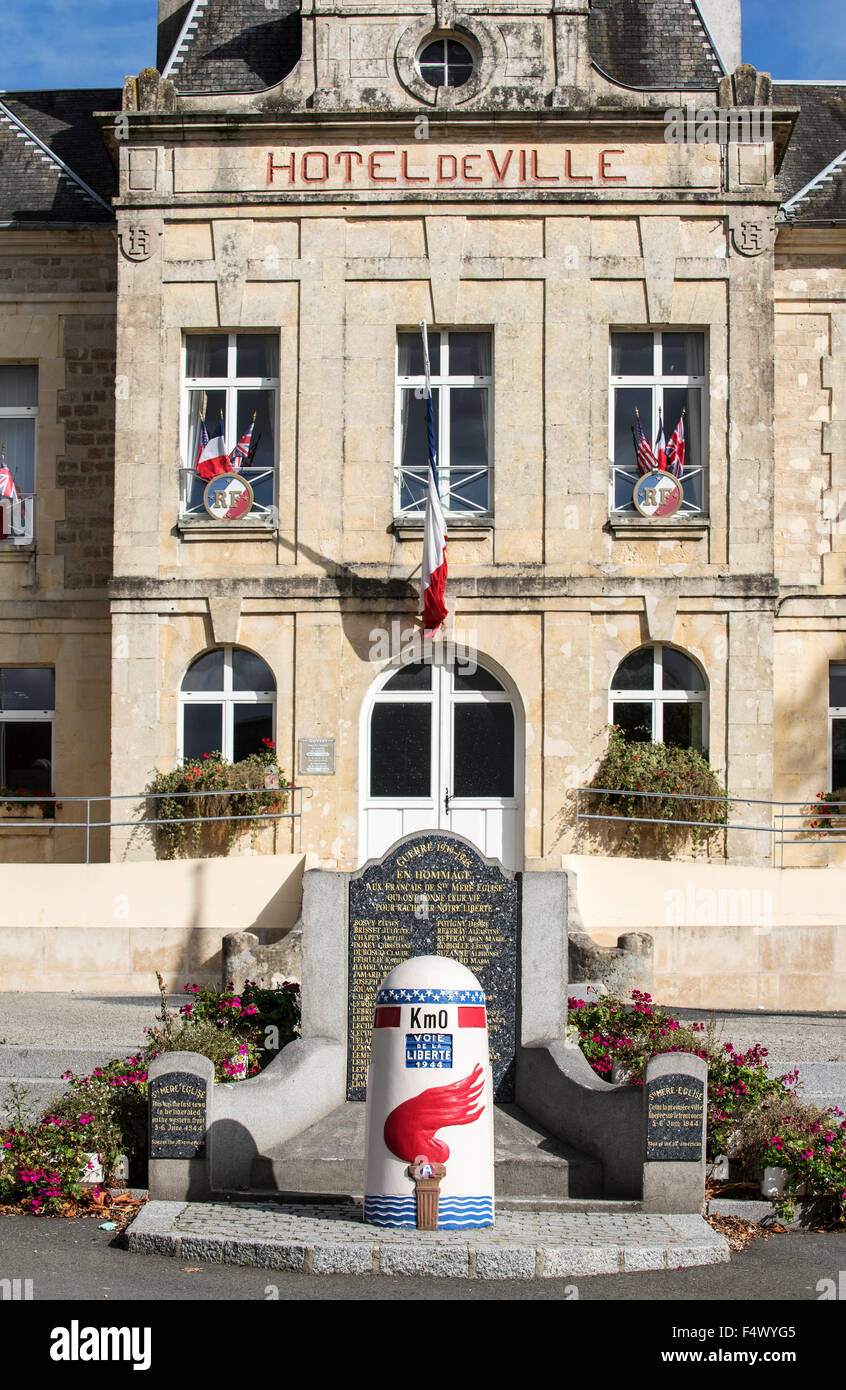 Liberty Road punto de partida marcado por el primer kilómetro tener en frente del ayuntamiento de Sainte-Mère-Église, Normandía, Francia Foto de stock