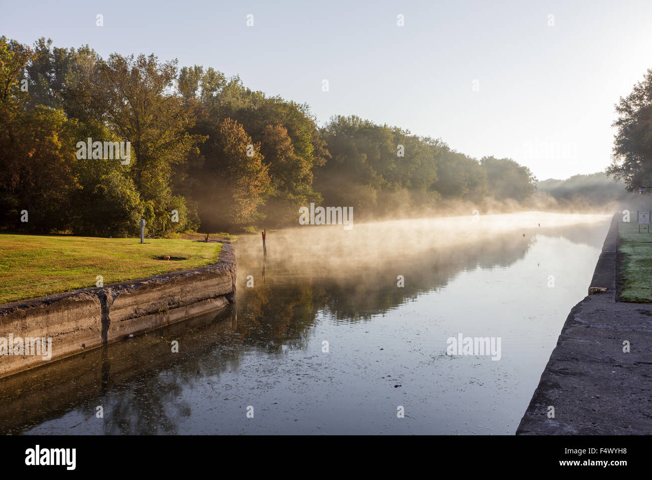 Brumas matinales aumento del canal Erie en punto en el Parque Nacional de Montezuma, Finger Lakes, Estado de Nueva York, EE.UU.. Foto de stock