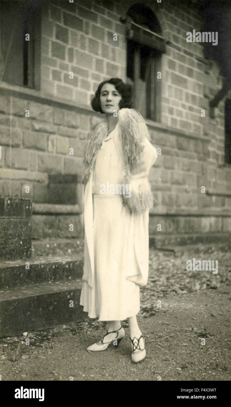 Una mujer en vestido blanco en la calle, Italia Foto de stock