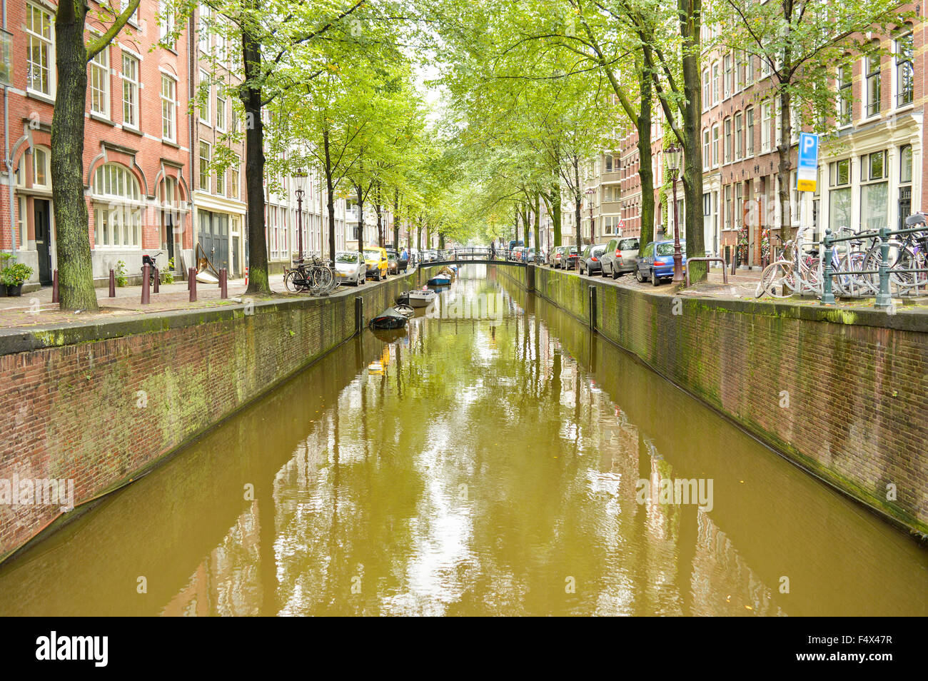 La ciudad de Ámsterdam en un canal frío y nublado día de otoño Foto de stock