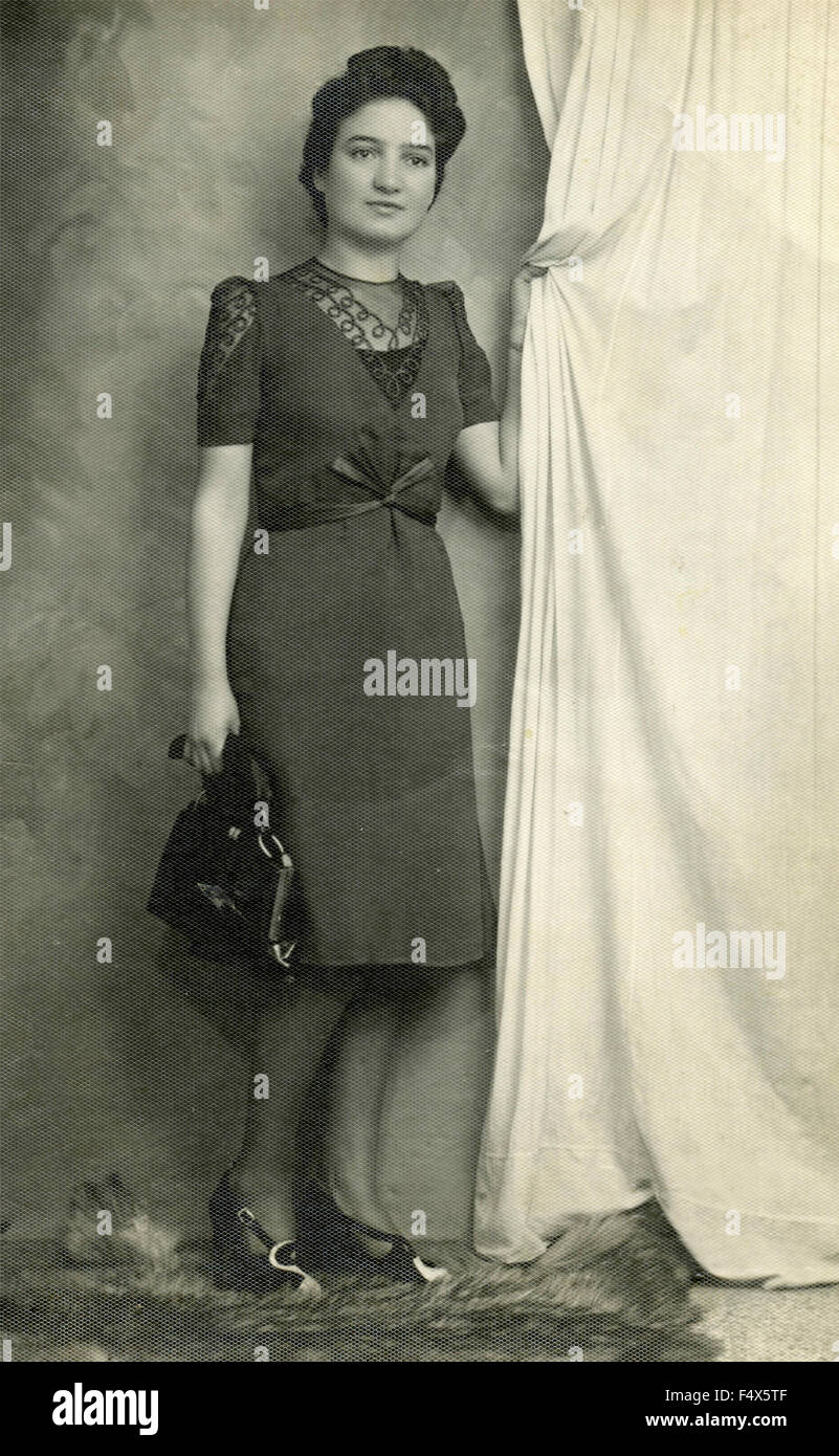 Debajo del vestido de la rodilla fotografías e imágenes de alta resolución - Alamy Debajo del vestido de la rodilla fotografías e imágenes de alta resolución - Alamy