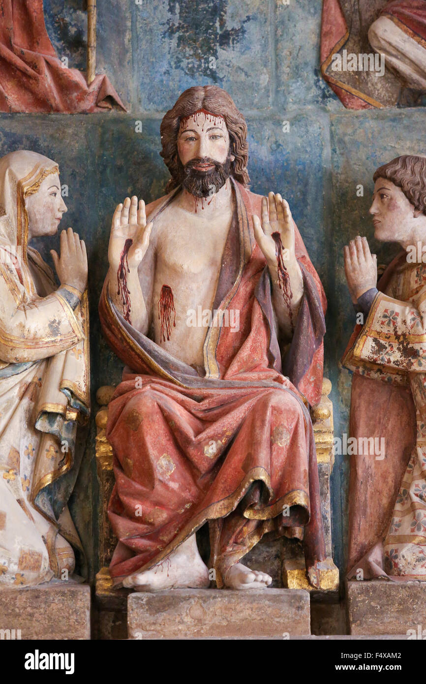 BURGOS, España - 13 de agosto de 2014: la estatua de Jesús Cristo en el trono con su madre María, un santo y Los Ángeles, en la Catedral de Burg Foto de stock