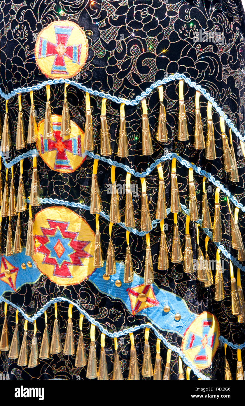 Docenas de pequeñas campanas en esta falda del bailarín agregar jingle  rítmico a su rendimiento en un powwow Indígena Americano de la competencia  Fotografía de stock - Alamy