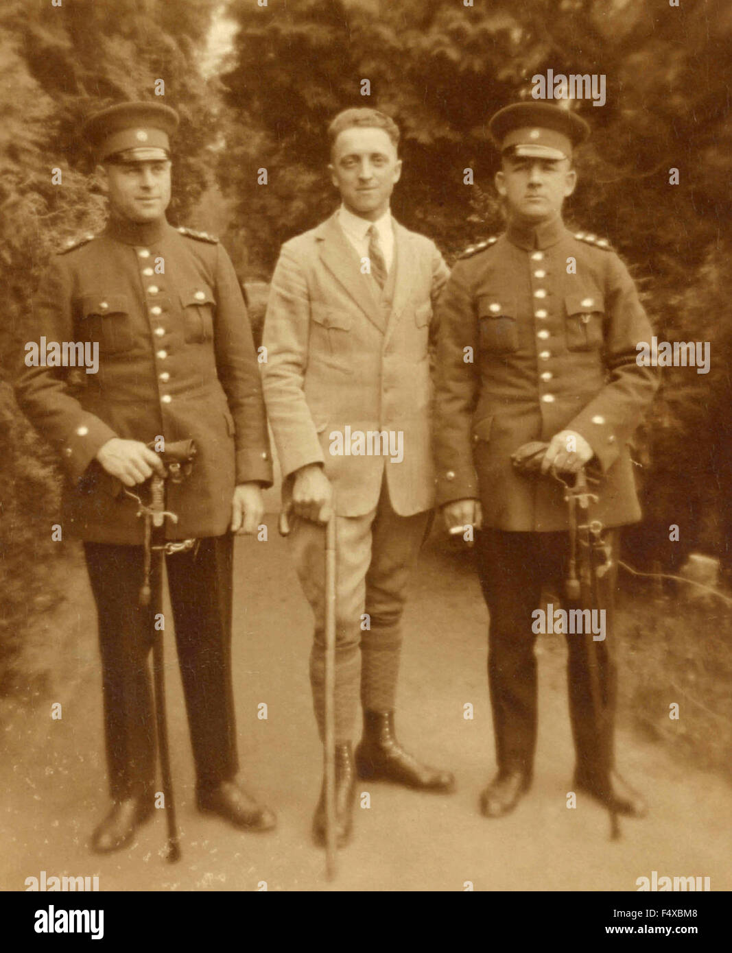 Retrato de dos soldados y un civil alemán Foto de stock