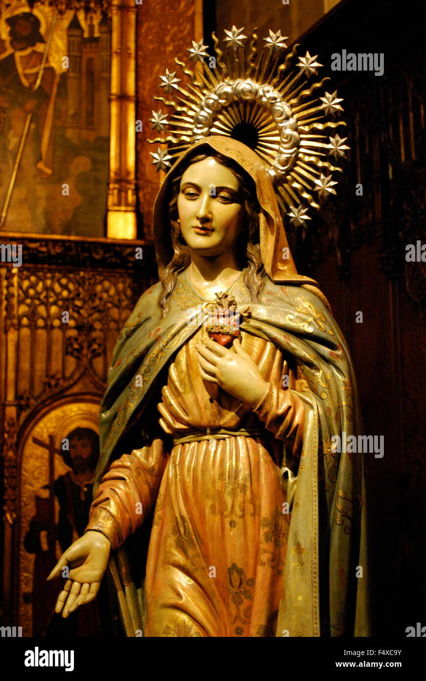 Estatua de la santísima Virgen María en el interior de la Catedral de la Santa Cruz y Santa Eulalia, también conocida como la Catedral de Barcelona. España Foto de stock
