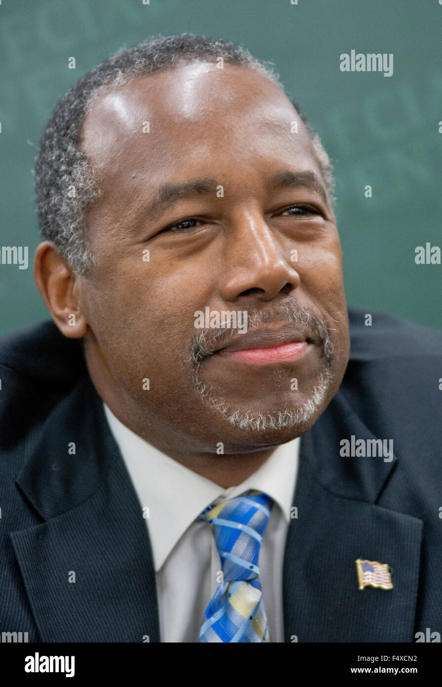 Overland Park, Kansas, 23 de octubre de 2015, el Dr. Ben Carson, responde a preguntas de los periodistas durante una breve conferencia de prensa Foto de stock