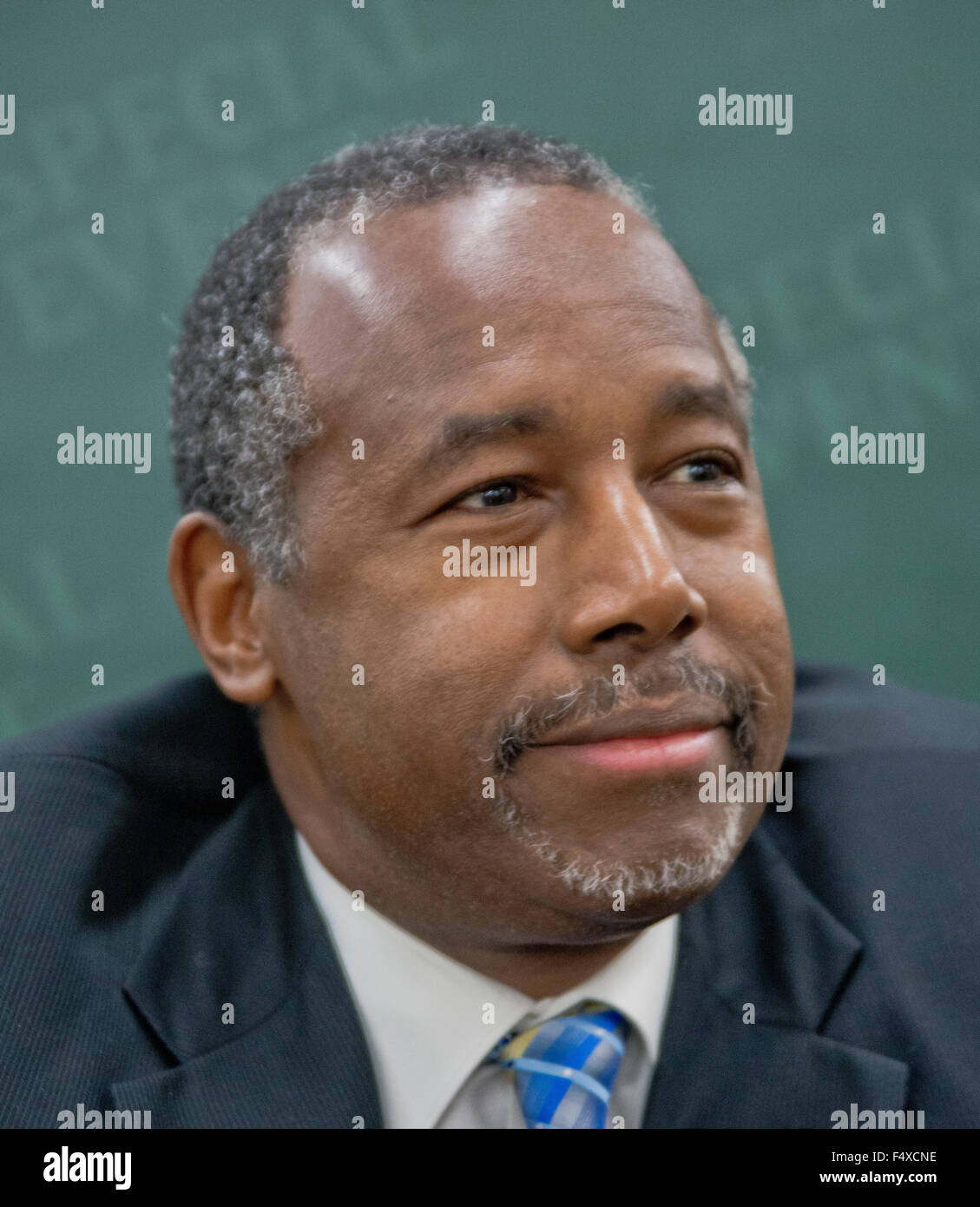 Overland Park, Kansas, 23 de octubre de 2015, el Dr. Ben Carson, responde a preguntas de los periodistas durante una breve conferencia de prensa Foto de stock