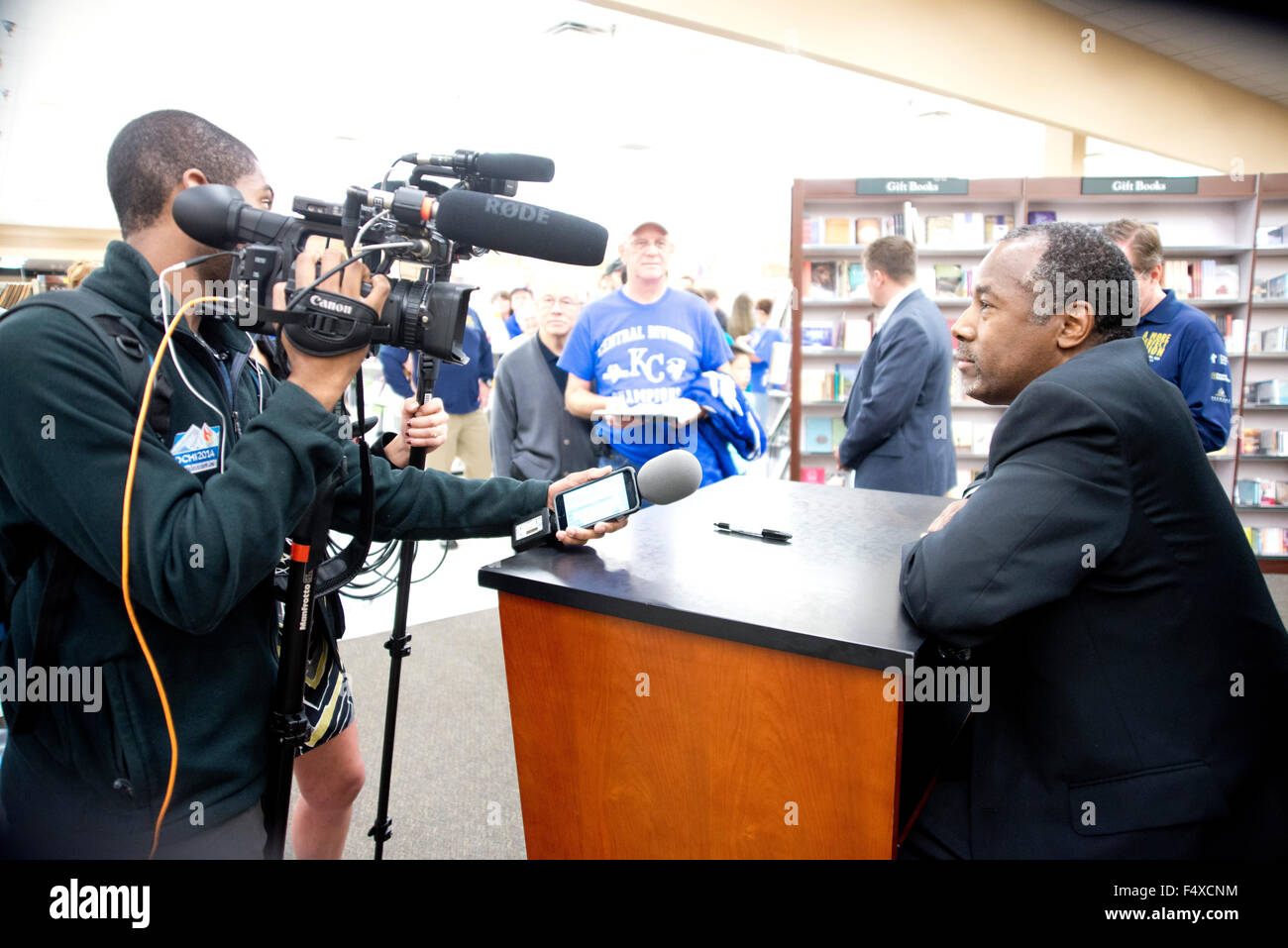 Overland Park, Kansas, 23 de octubre de 2015, el Dr. Ben Carson, responde a preguntas de los periodistas durante una breve conferencia de prensa Foto de stock