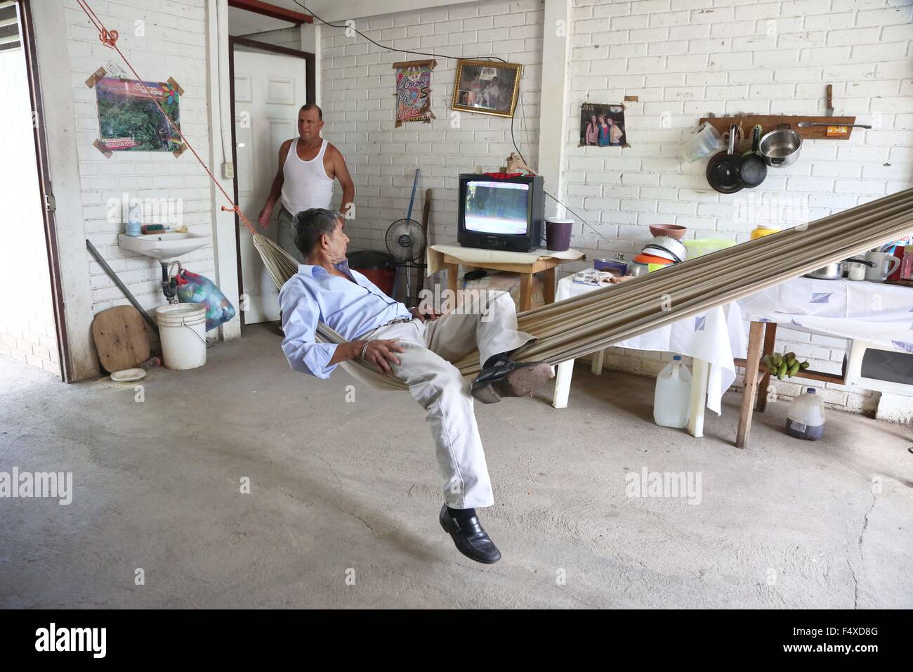 Managua. 22 Oct, 2015. Imagen tomada en el pasado 22 de octubre, 2015 muestra José Castillo (delantero) descansando en una hamaca en su casa en la ciudadela "héroes y mártires de nemagón" en Managua, Nicaragua. La ciudadela "héroes y mártires de nemagón" fue beneficiado por las "Casas para el pueblo", un programa, implementado desde 2007 y consiste en la construcción y la prestación de servicios sociales a la población de los hogares en situación de pobreza que viven en las zonas rurales y urbanas. © Juan Bustos/Xinhua/Alamy Live News Foto de stock