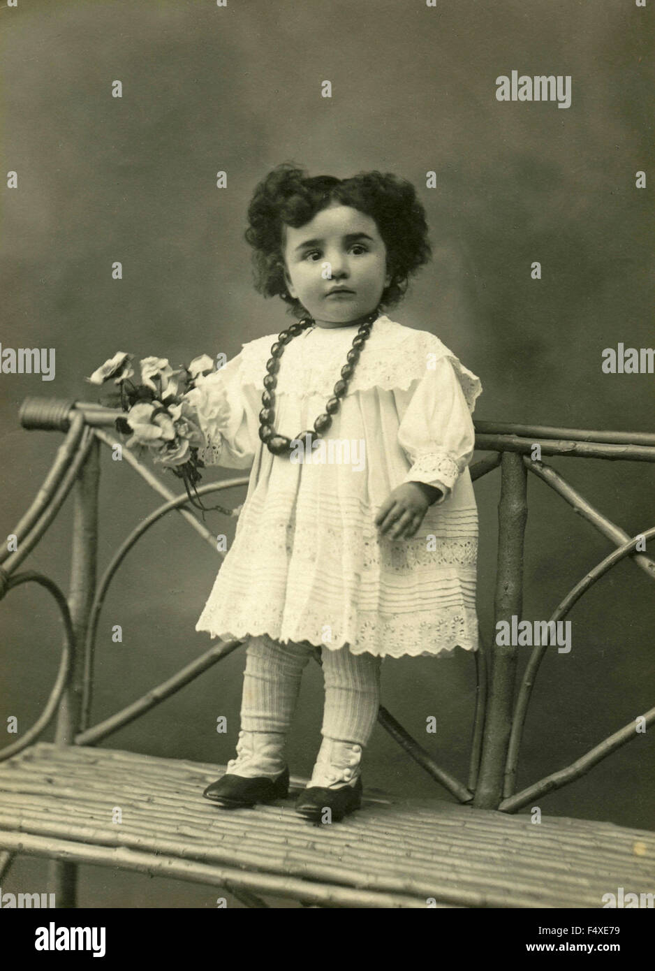 Retrato de una niña de vestido blanco y collar, Italia Foto de stock