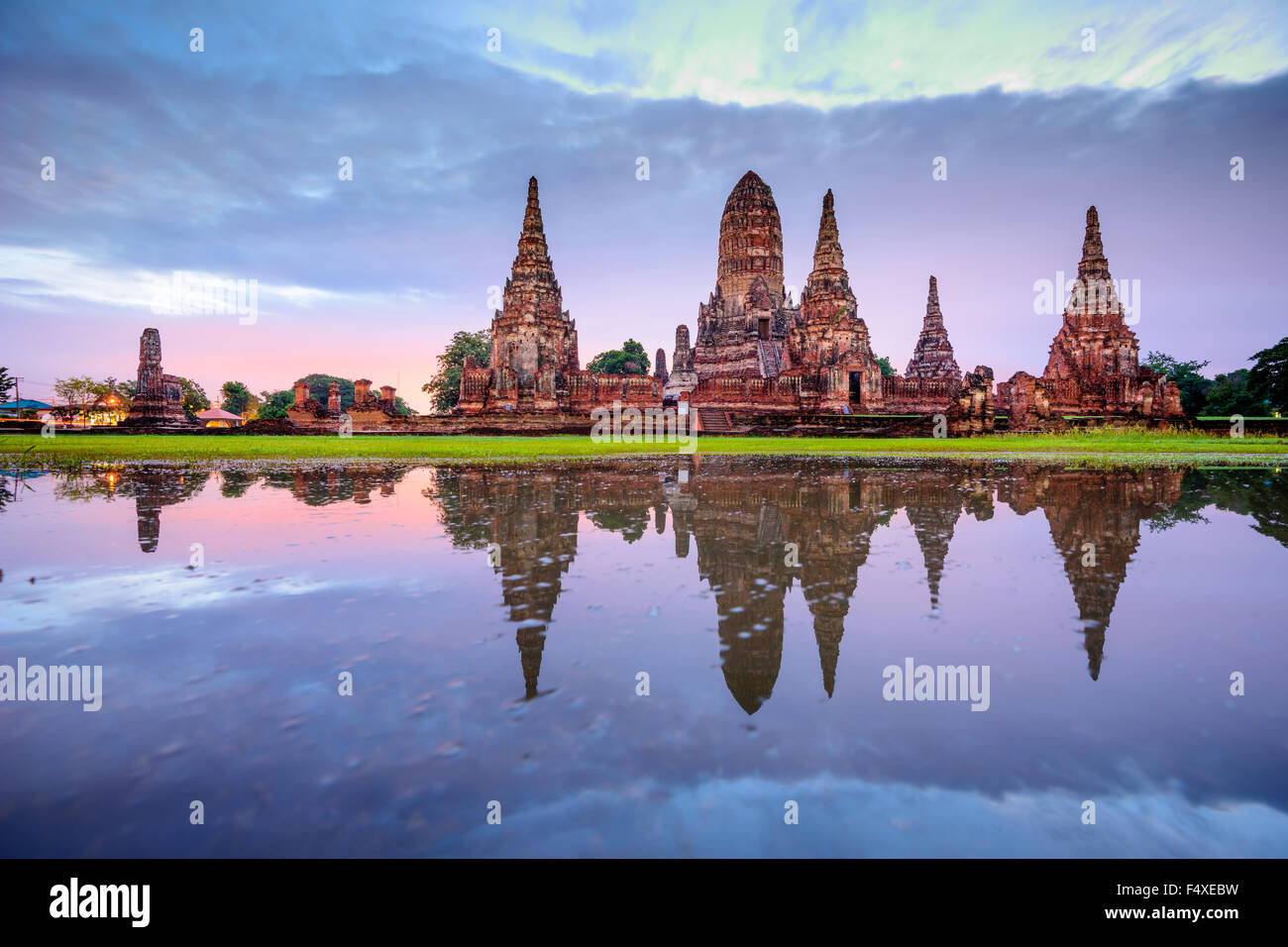 Ayutthaya, Tailandia en Wat Chaiwatthanaram. Foto de stock