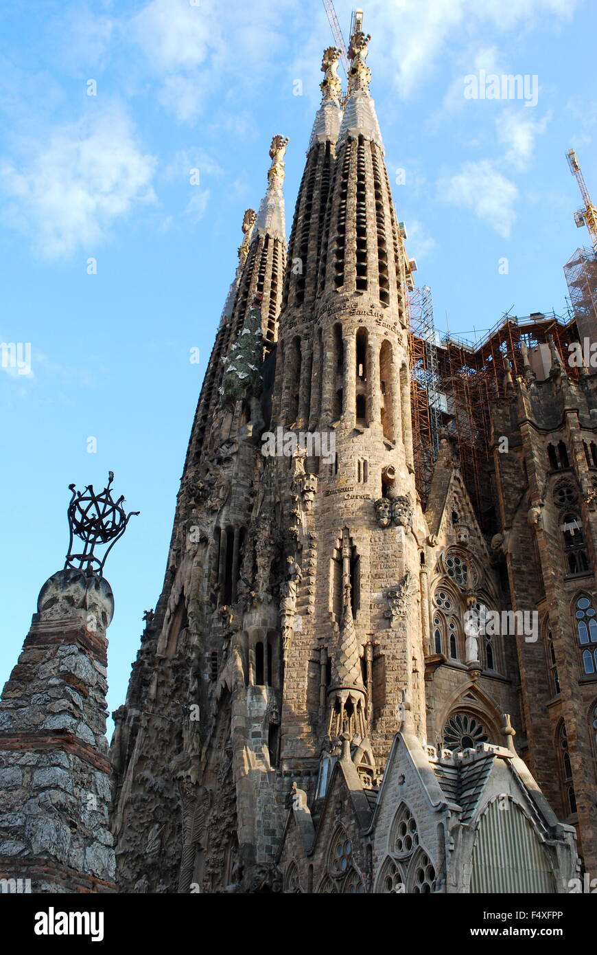 Torres de la famosa iglesia de la Sagrada Familia en Barcelona (Cataluña,  España). Cielo azul y grúas en el fondo Fotografía de stock - Alamy