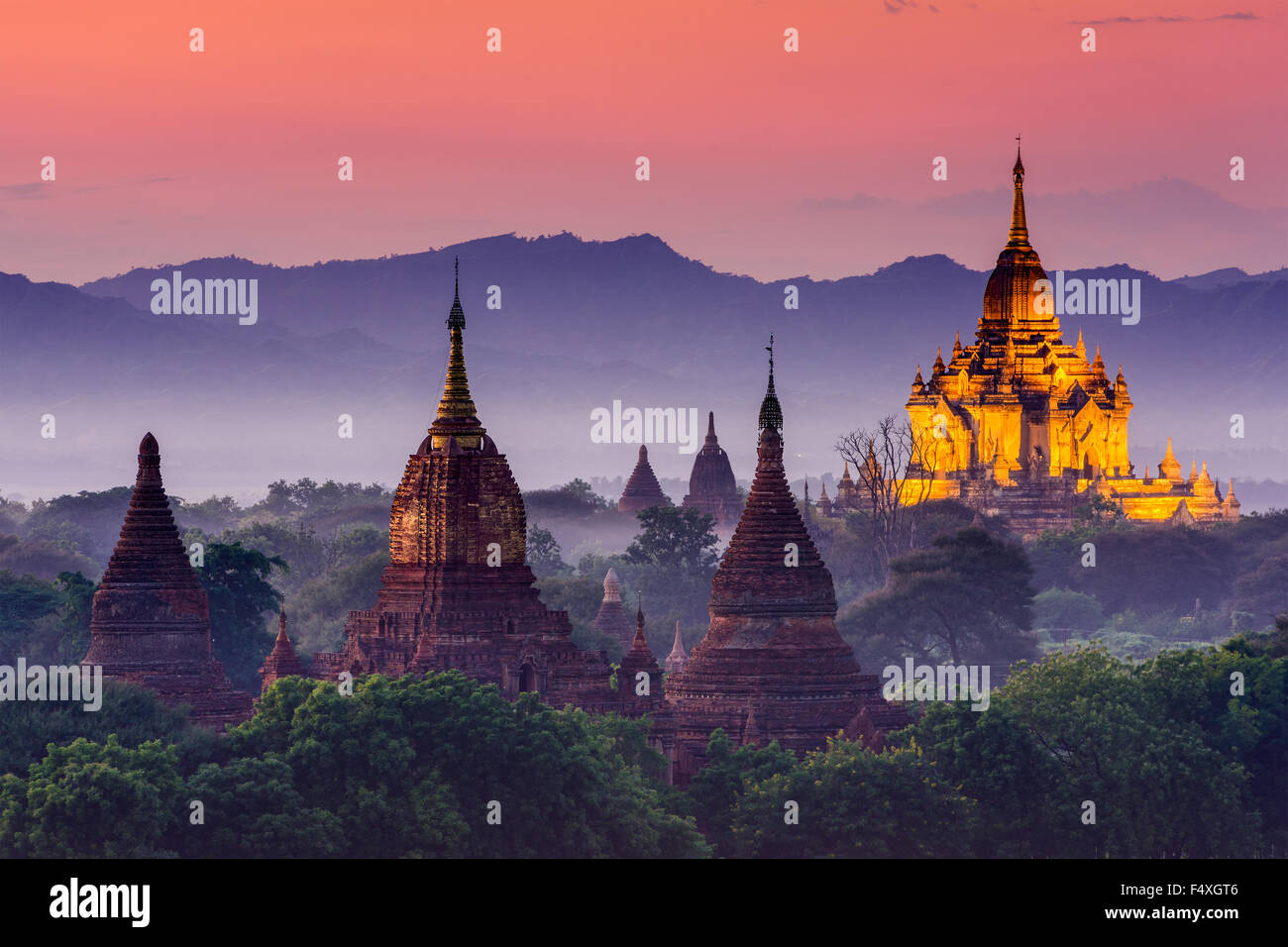 Bagan, Myanmar antiguos templos al atardecer. Foto de stock