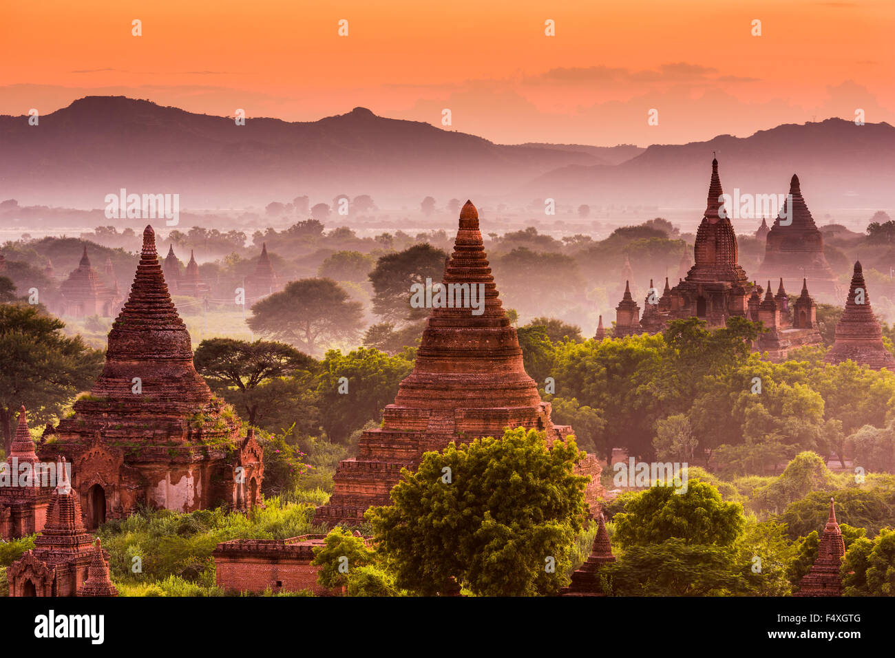 Bagan, Myanmar antiguos templos al atardecer. Foto de stock