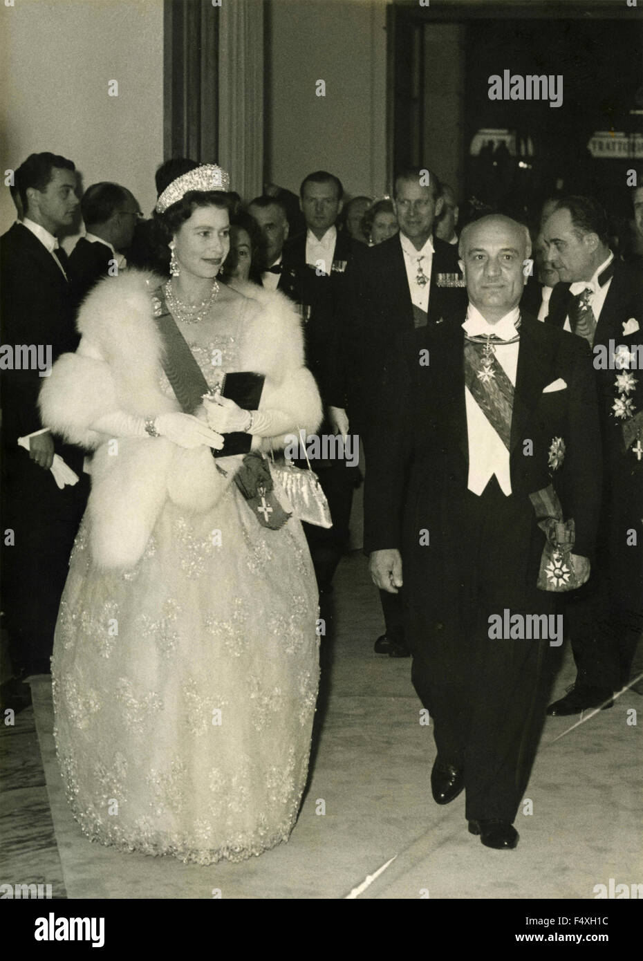La reina Elizabeth II y el Primer Ministro italiano Fanfani en la ópera de Roma, Italia Foto de stock