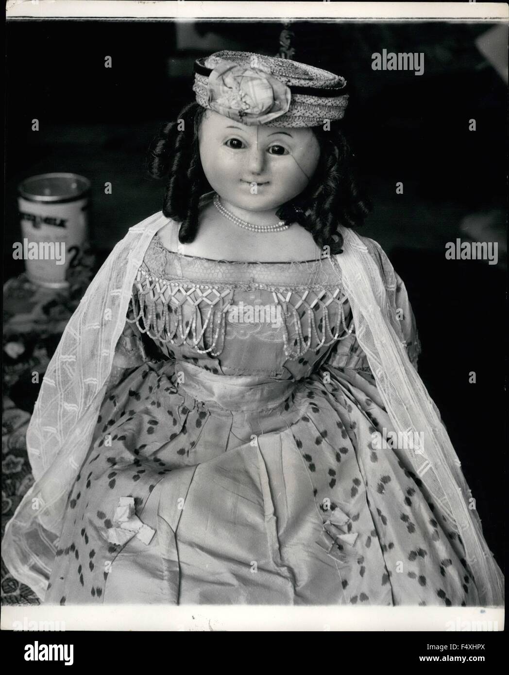 1954 - a pesar de que la Sra. de Clifford es de mediana edad nunca ha  perdido su amor de muñecas y en su hogar una West Norwood, ella tiene una  ''familia''