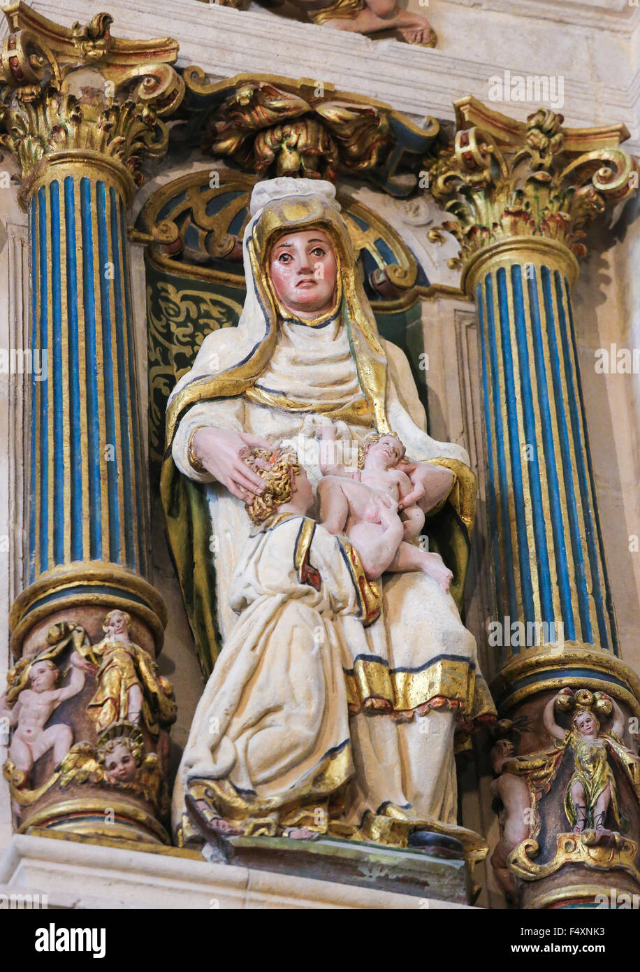 BURGOS, España - 13 de agosto de 2014: Estatua policromada de la Virgen con el niño en la Catedral de Burgos, Castilla, España Foto de stock