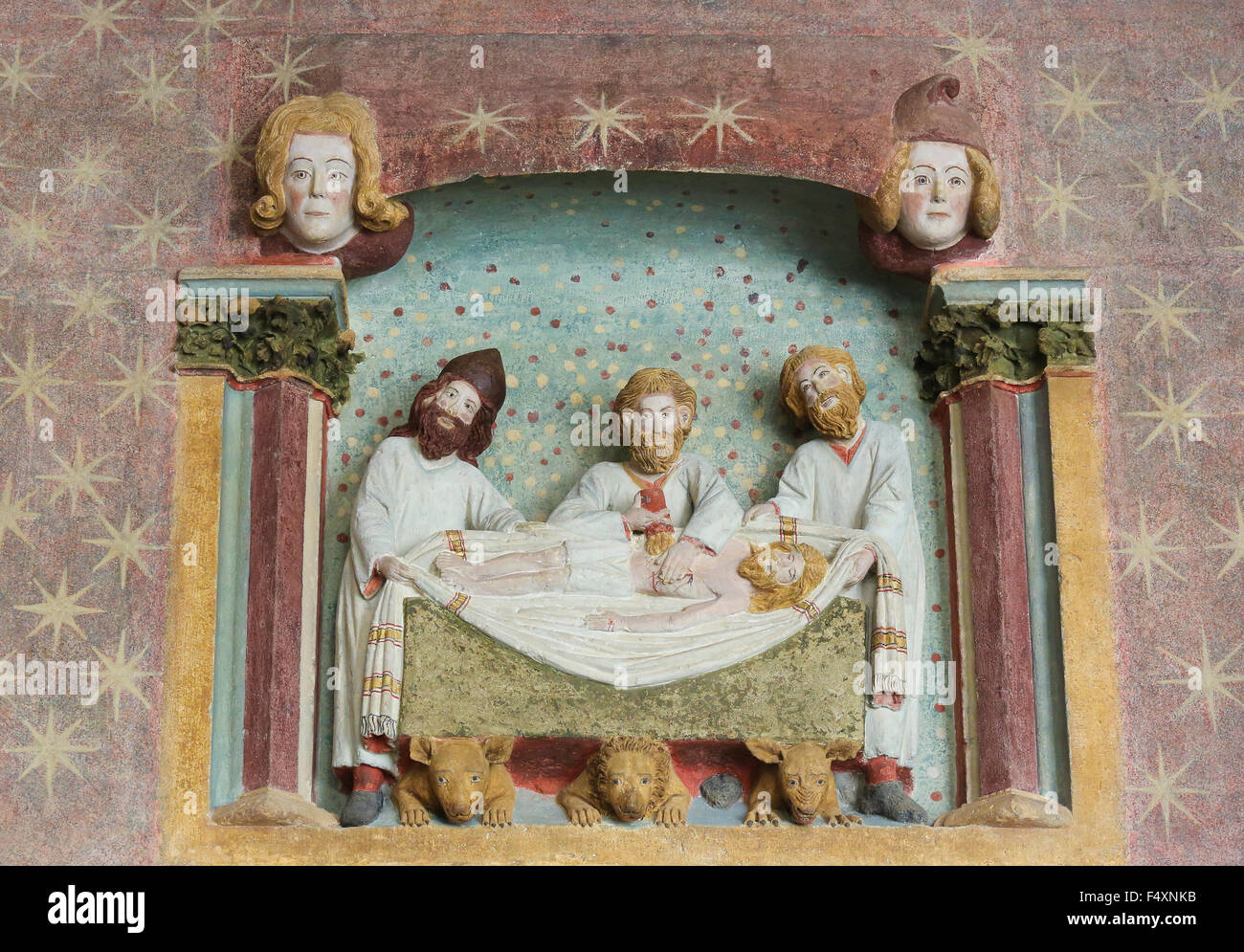 BURGOS, España - 13 de agosto de 2014: escultura pintada de tres hombres y el Cuerpo de Cristo en la Catedral de Burgos, Castilla, Spa Foto de stock