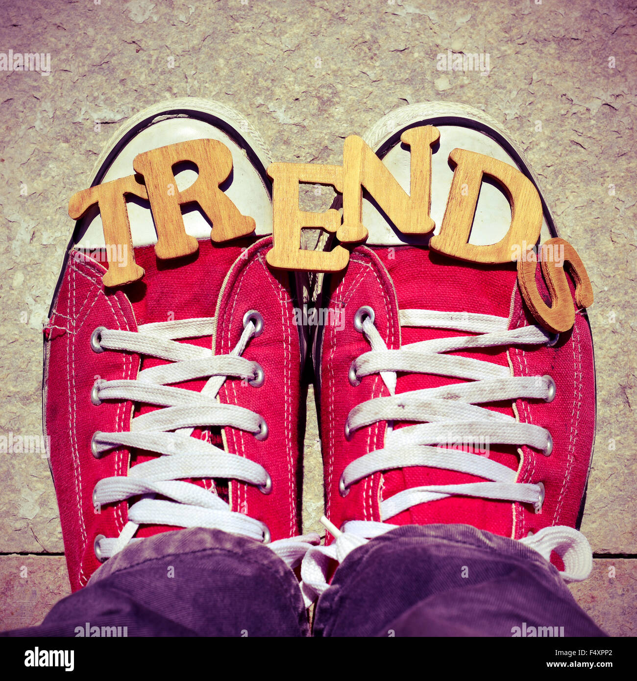 Zapatillas rojas fotografías e imágenes de alta resolución - Alamy