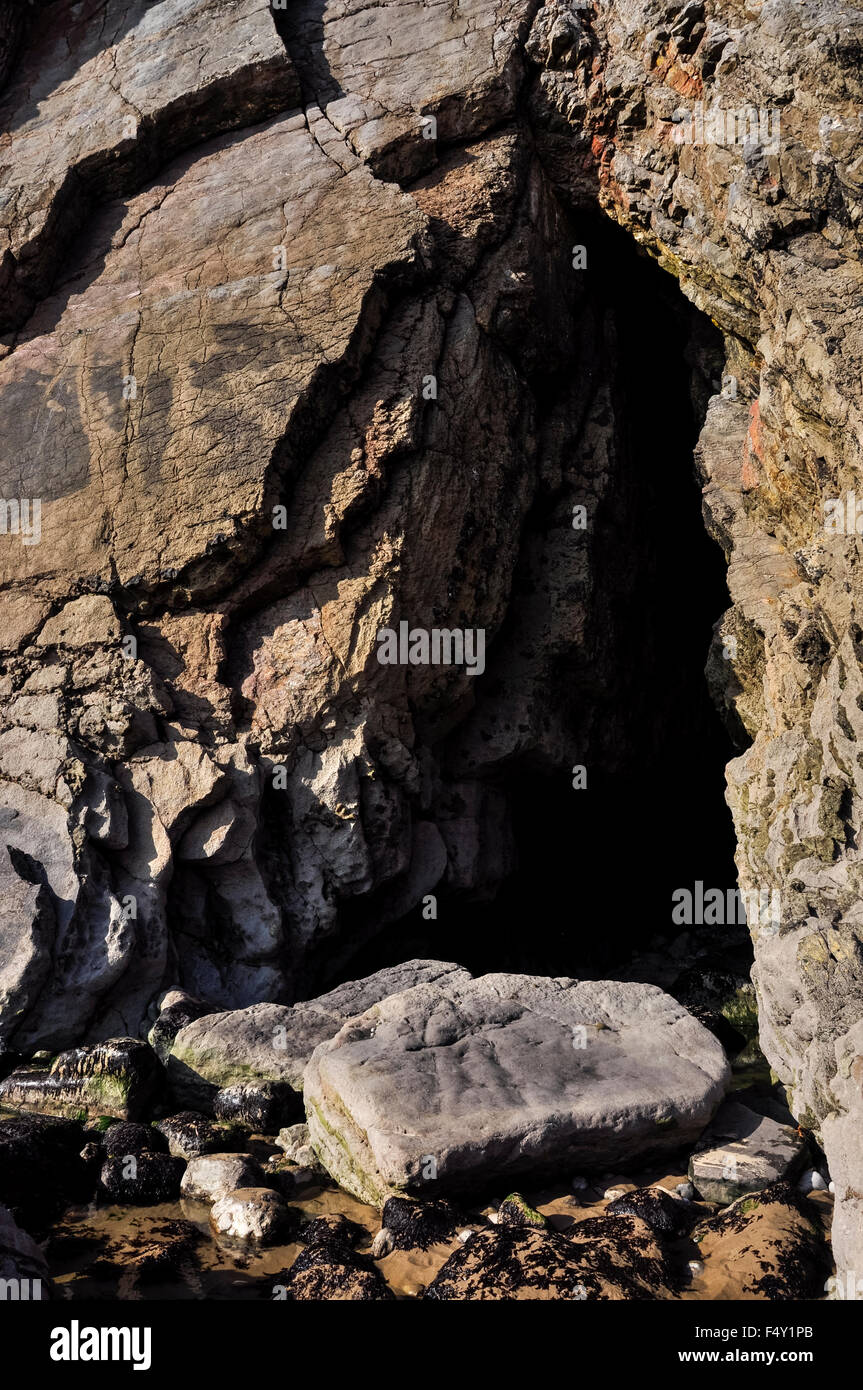 Cueva en la playa en la bahía Bullslaughter en Pembrokeshire (Gales). Foto de stock