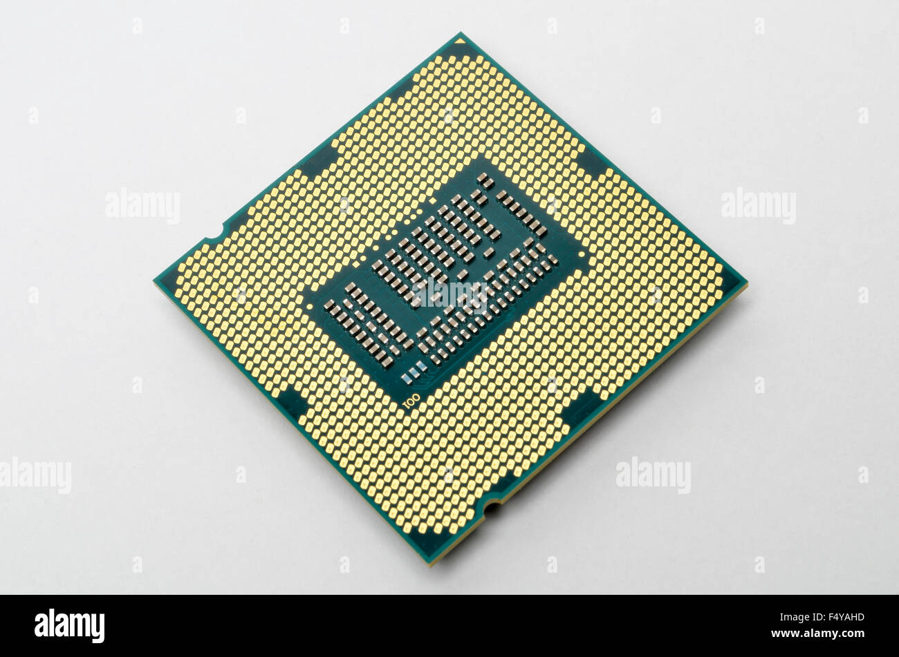 Intel i5 3570K 3.4 GHz Quad Core CPU LGA1155 chip de procesador sobre un fondo blanco. Foto de stock