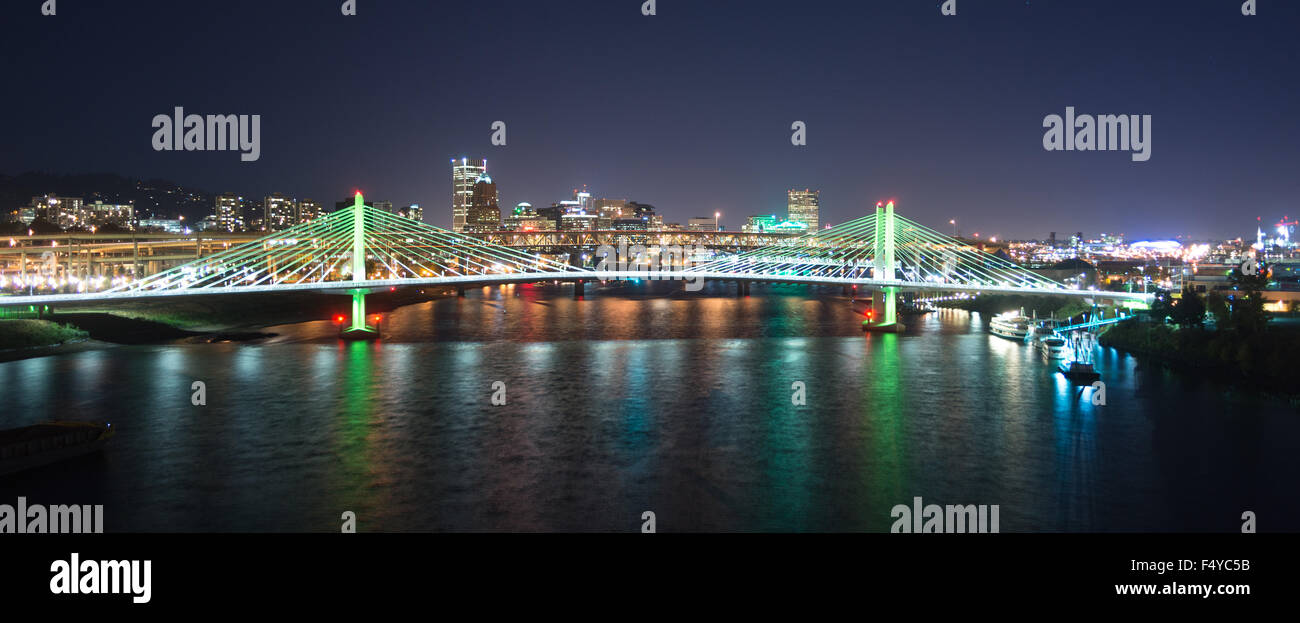 El nuevo puente que cruza el famoso riverfront Portland Foto de stock