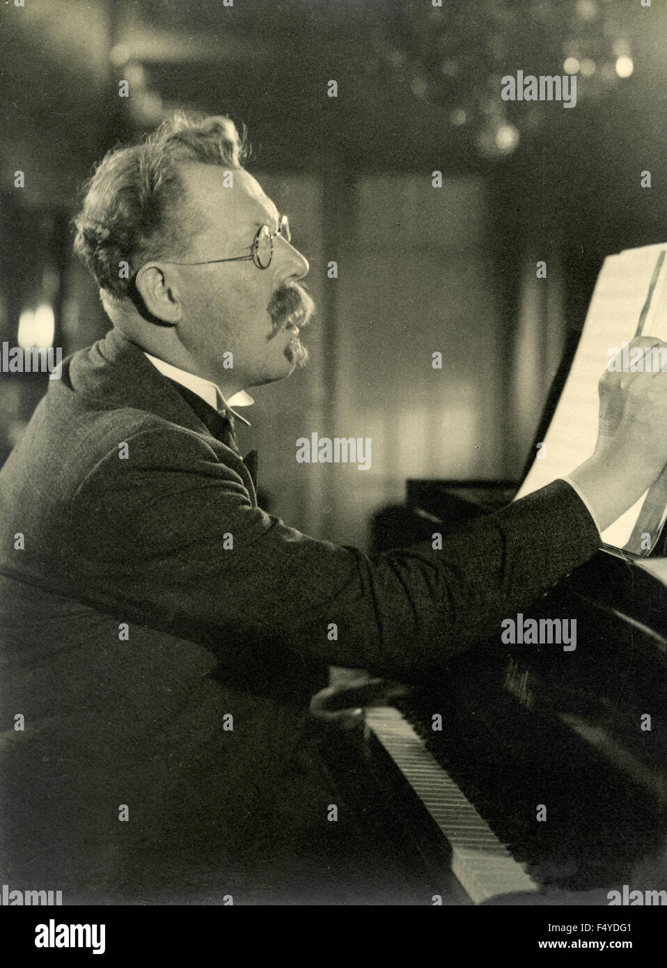 Piano movie actor fotografías e imágenes de alta resolución - Alamy