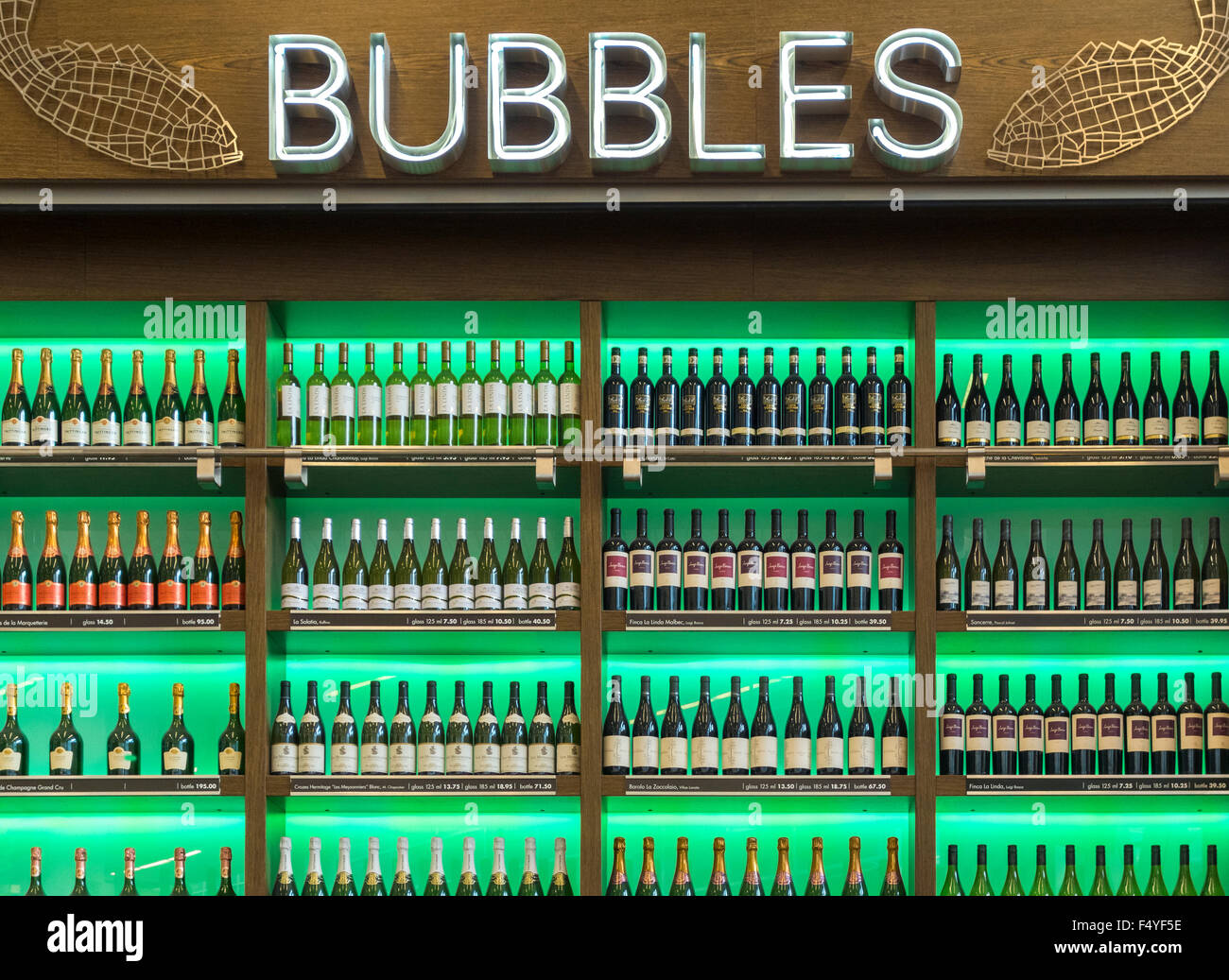 Burbujas de ostras y bar de vinos. Botellas de vino en la pantalla. El Aeropuerto Schiphol de Ámsterdam. Foto de stock
