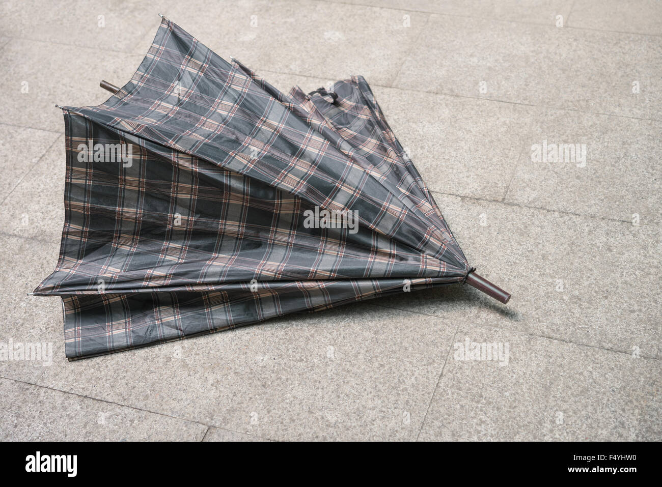 Paraguas en el suelo fotografías e imágenes de alta resolución - Alamy