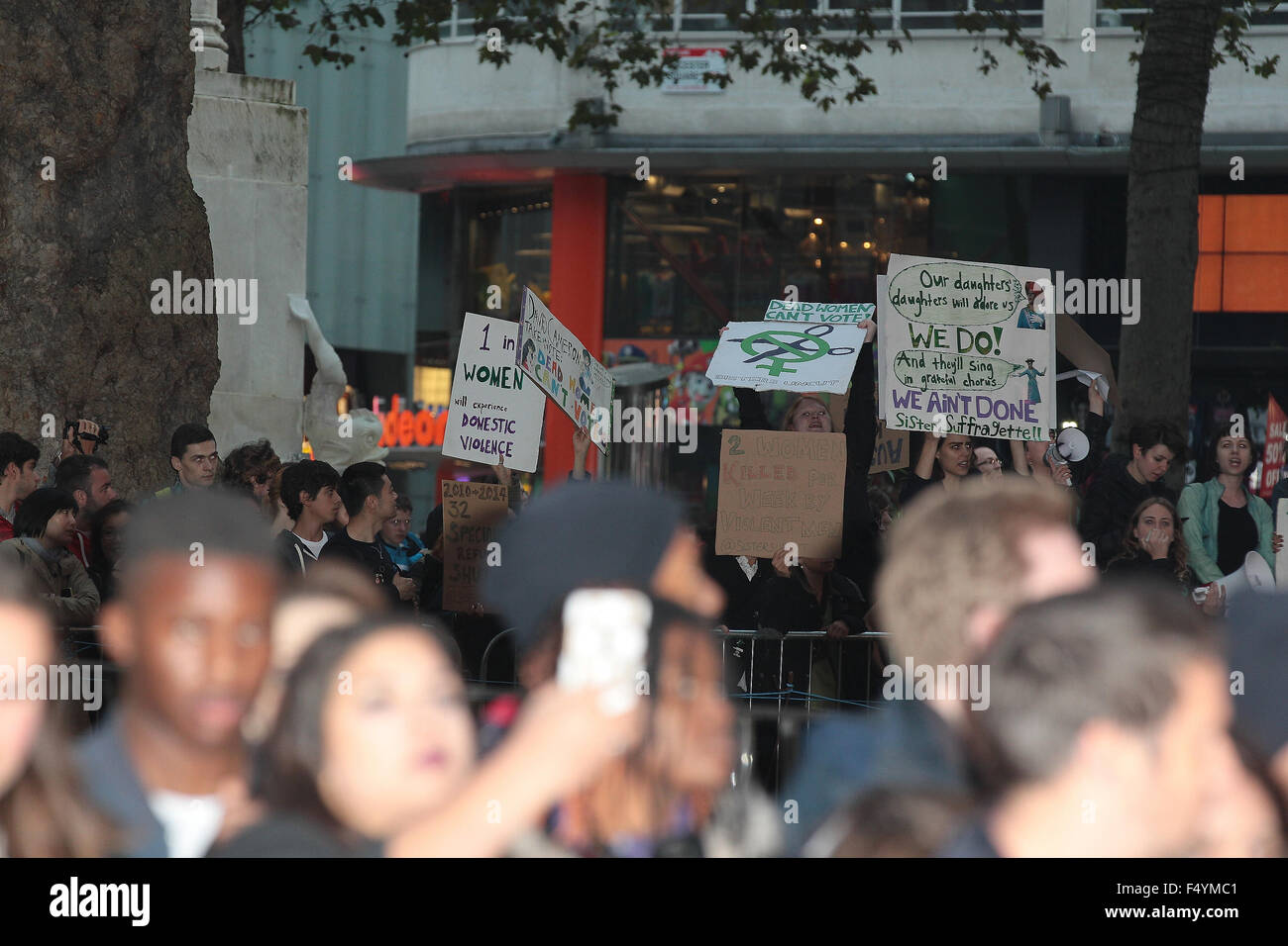 Londres, Reino Unido, 7 Oct 2015: Manifestantes en el Suffragette estreno y apertura de la noche de gala, 59º bfi London Film Festival en L Foto de stock