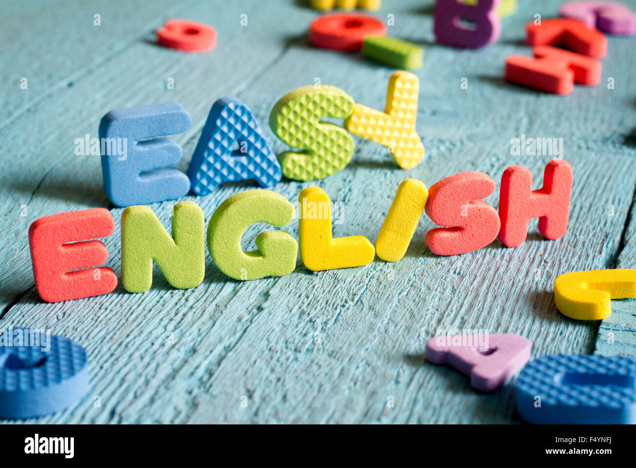 El inglés es fácil aprendizaje con letras en azul concepto placas Foto de stock