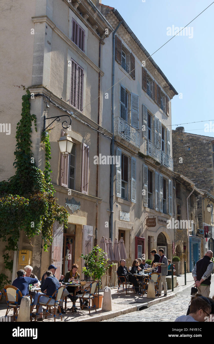 Lane con restaurantes en Lourmarin, Vaucluse, Provence-Alpes-Côte d'Azur, Frankreich Foto de stock