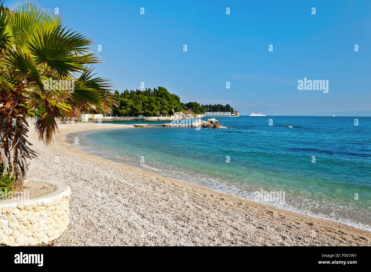 Playa de guijarros en Split, Croacia, Europa, situado cerca del centro de la ciudad en el lado sur de la península Marjan Foto de stock