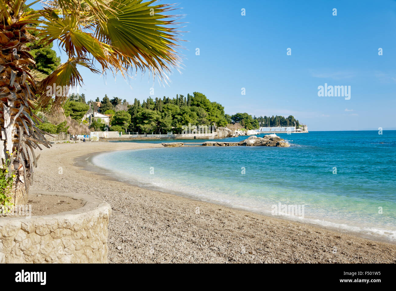 Playa de guijarros en Split, Croacia, Europa, situado cerca del centro de la ciudad en el lado sur de la península Marjan Foto de stock