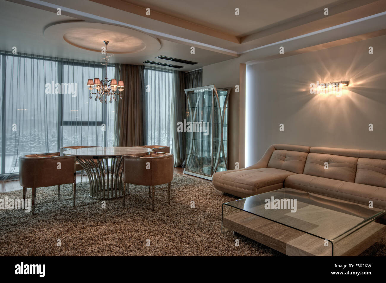 Moderno y elegante decoración y ambiente acogedor interior de diseño contemporáneo minimalista Foto de stock
