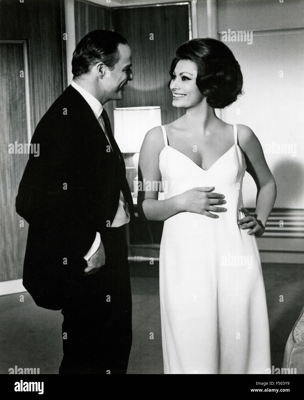 Los actores Sophia Loren y Marlon Brando en una escena de la película "Una condesa de Hong Kong" Foto de stock