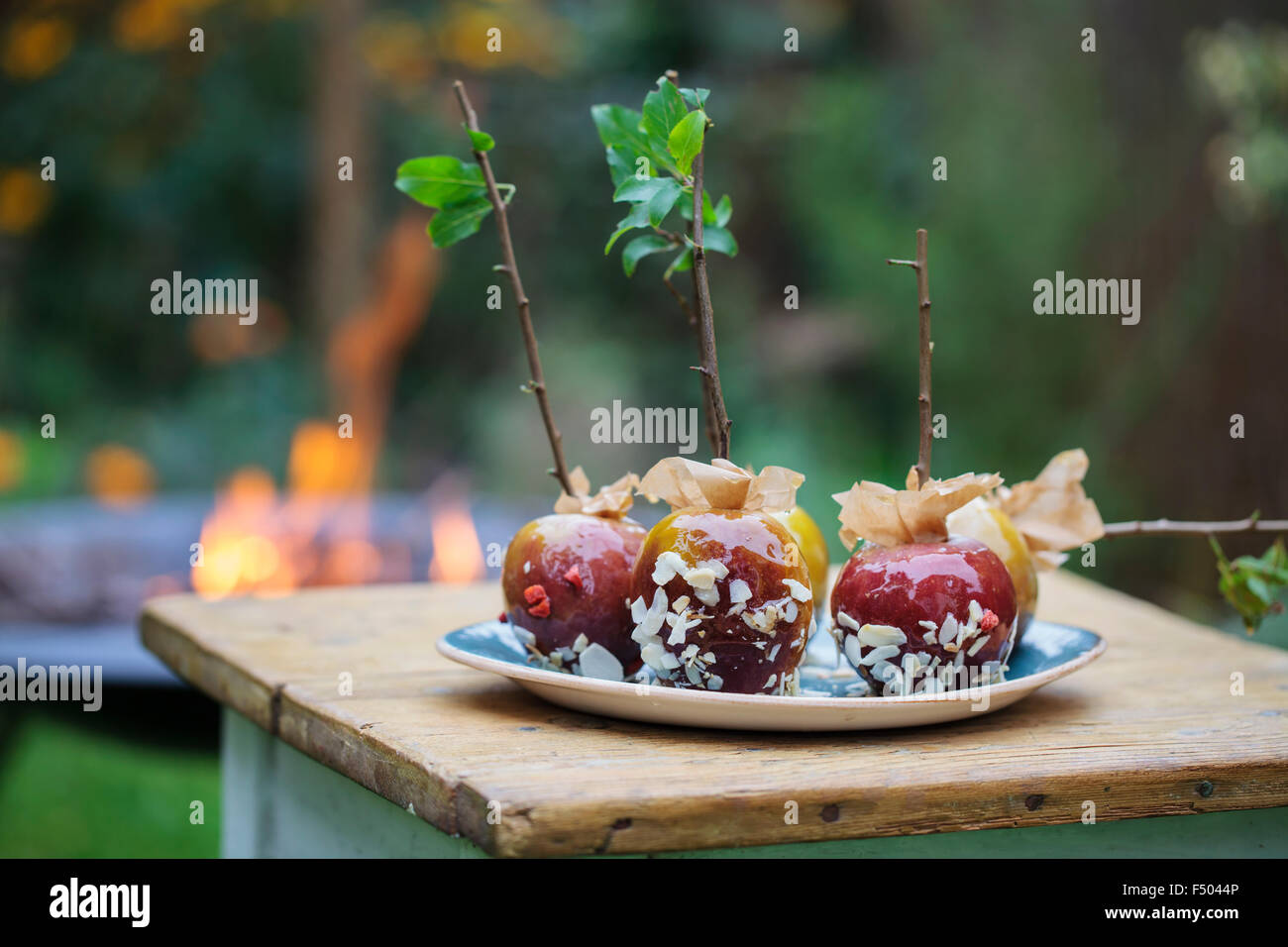 Las manzanas de toffee y una fogata en el fondo Foto de stock