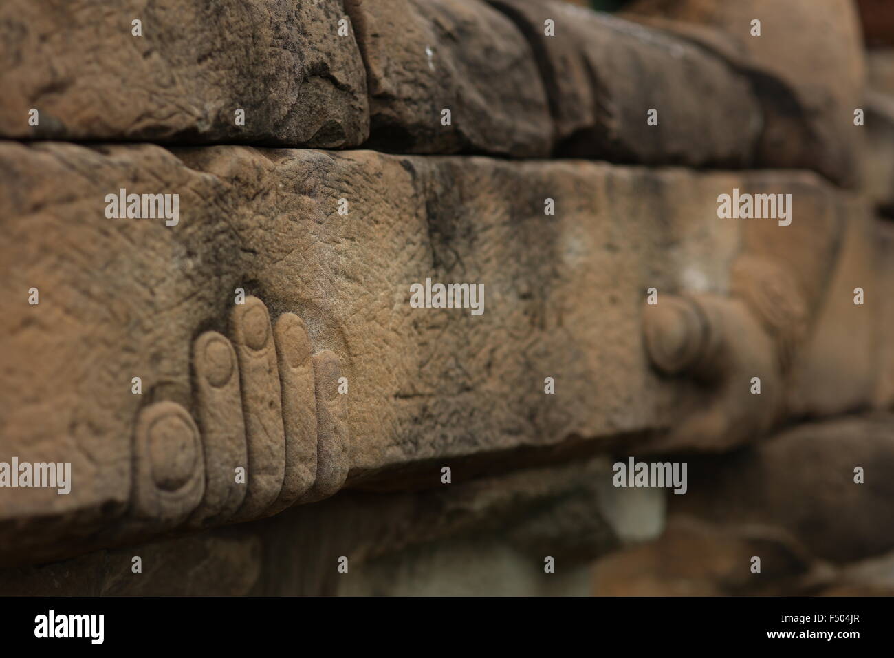 Deva manos tirando de Naga con el enfoque selectivo de cerca de la mano. Foto de stock