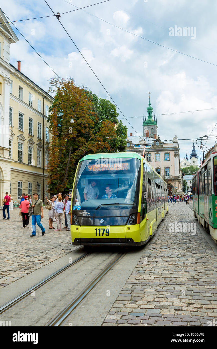 LVIV, Ucrania - Julio 22, 2014: Electronic tranvía Electron Corporation es el fabricante de Ucrania moderna trans eléctrico pasajero Foto de stock