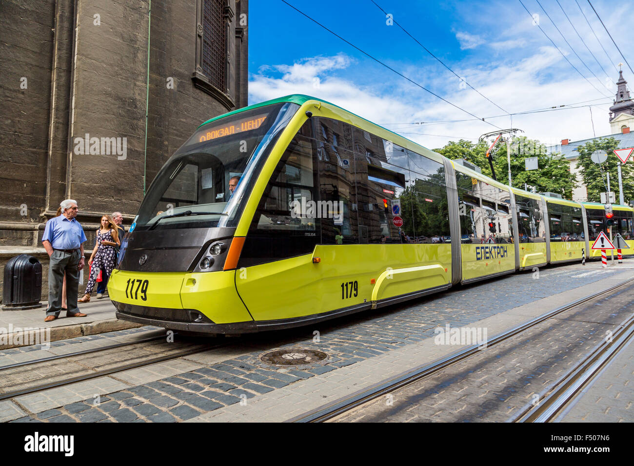 LVIV, Ucrania - Julio 22, 2014: Electronic tranvía Electron Corporation es el fabricante de Ucrania moderna trans eléctrico pasajero Foto de stock