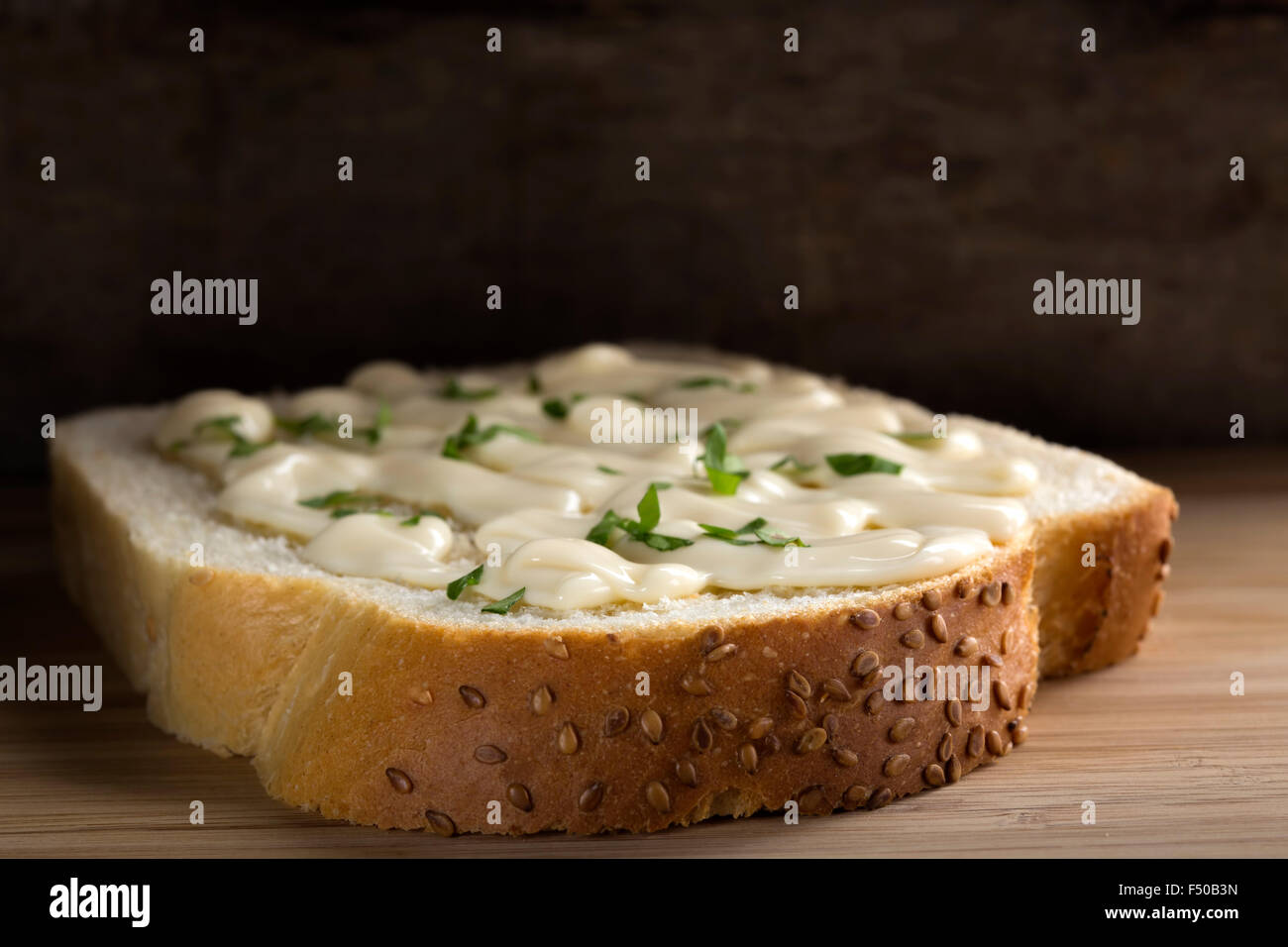 Delicioso sándwich de pan con el queso crema y el perejil. Foto de stock
