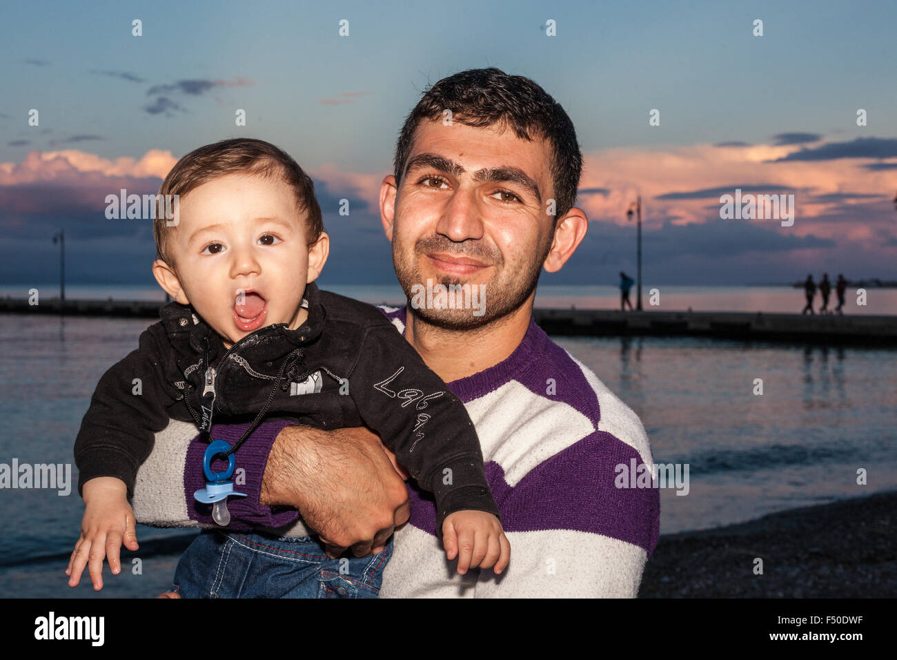 Los inmigrantes procedentes de Afganistán en Kos, Grecia el 24 de octubre de 2015. Mar Egeo pasó dos días antes. Foto de stock