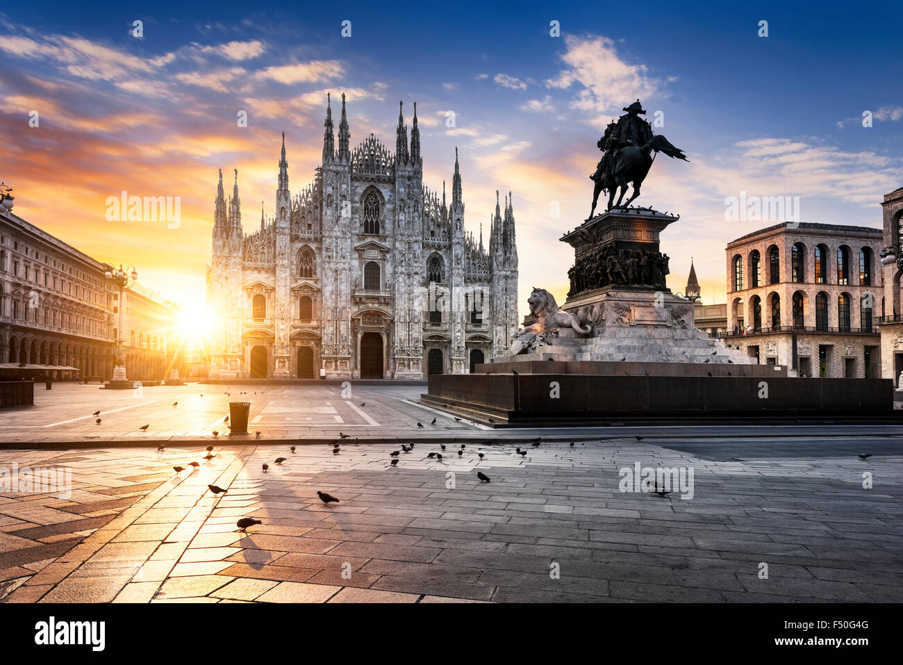 Al amanecer, el Duomo de Milán, Europa. Foto de stock