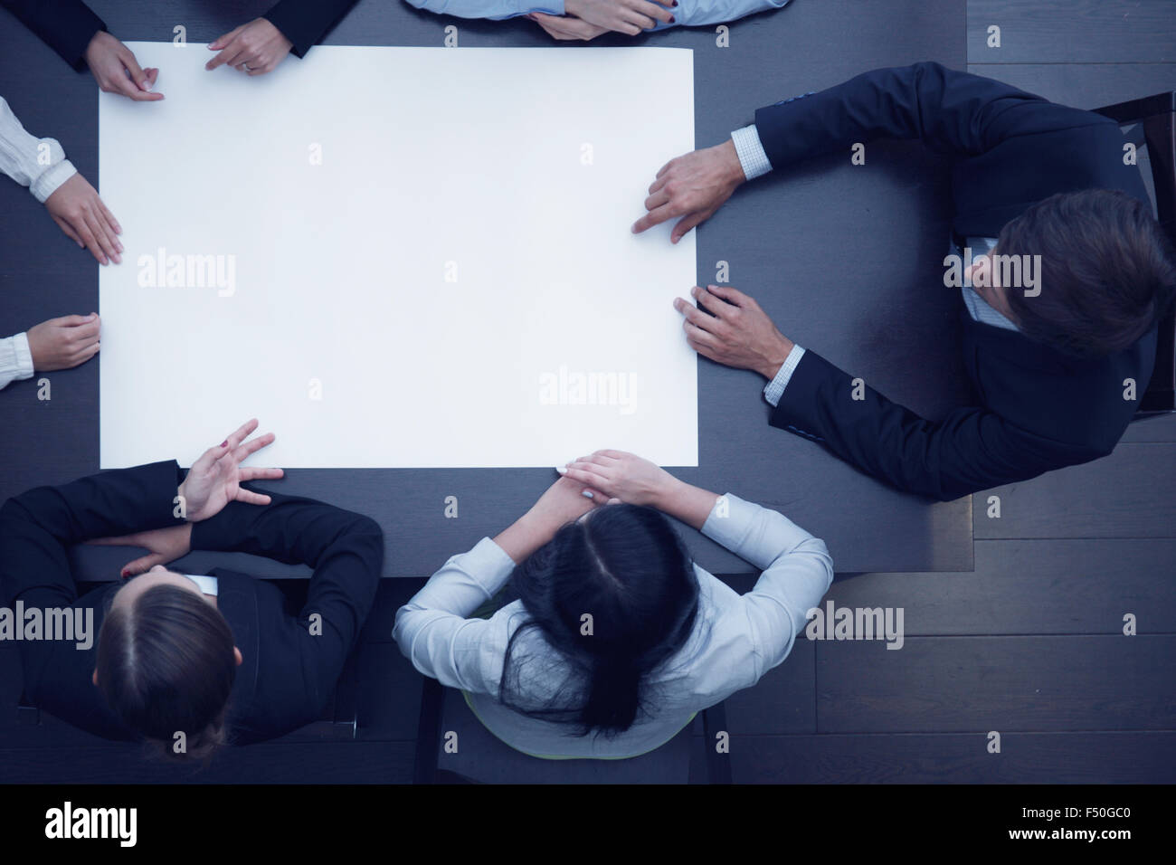 El grupo de gente de negocios con papel en blanco, el nuevo concepto de proyecto Foto de stock