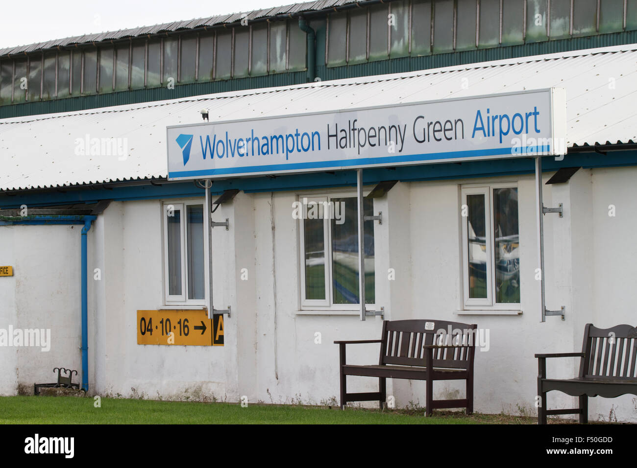 Wolverhampton letrero verde de medio penique en construcción en el aeropuerto. UK Foto de stock